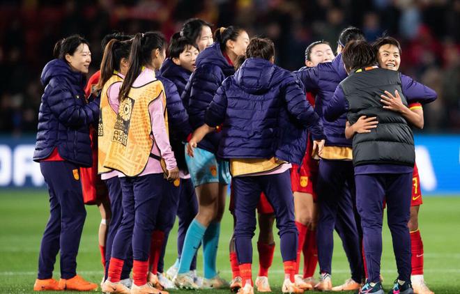 中国女足主帅水庆霞在赛后拥抱了打入制胜进球的王霜